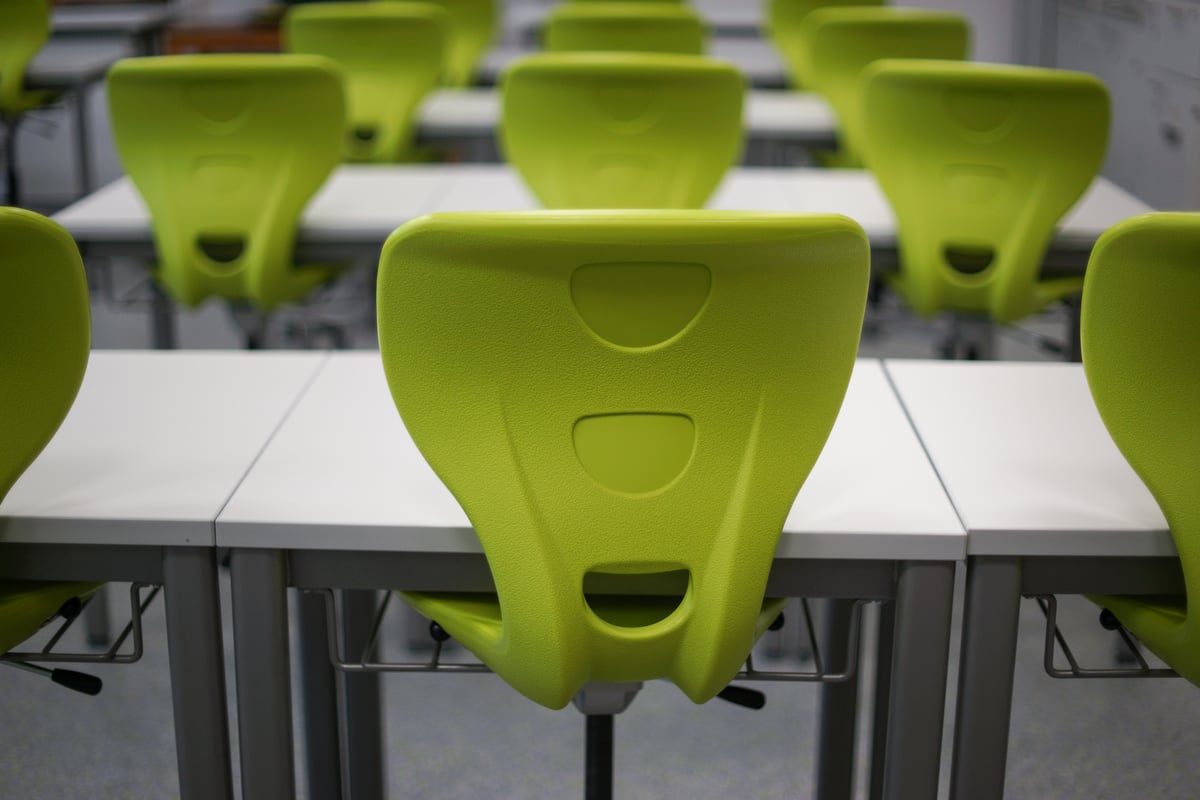 chairs-on-table-256519